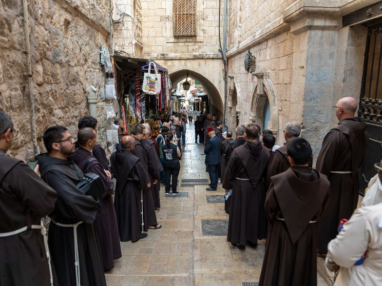 I commissari in processione per la Via Crucis lungo la via dolorosa a Gerusalemme