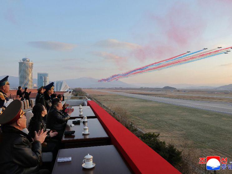 Il leader nordcoreano Kim Jong-un assiste alle celebrazioni per per l'80esimo anniversario della fondazione dell'Aeronautica militare dell'Esercito popolare coreano a Pyongyang