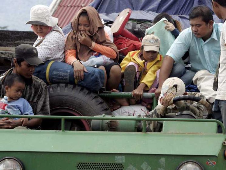 Civili in fuga sul confine tra Cambogia e Thailandia / ANSA