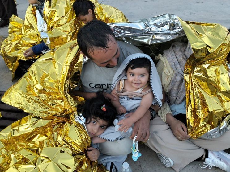 Oltre il mare: guardare negli occhi i migranti