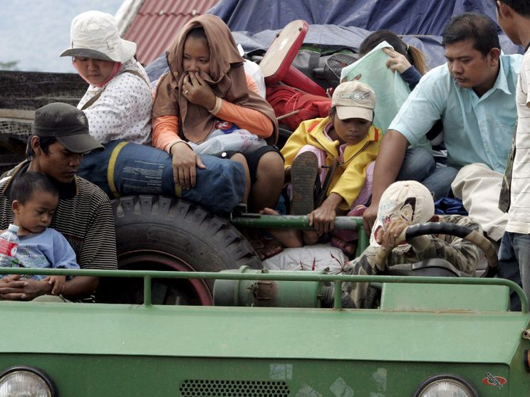 Civili in fuga sul confine tra Cambogia e Thailandia / ANSA