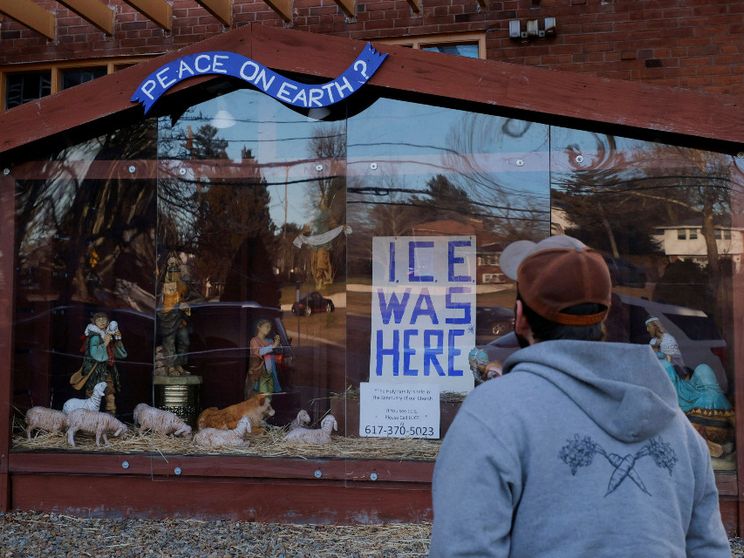 La Sacra Famiglia "deportata": negli Usa fa discutere il presepe pro-migranti