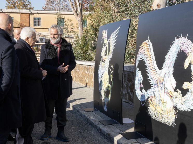 Il presidente Sergio Mattarella con l'artista Eugenio Tibaldi nel carcere femminile di Rebibbia