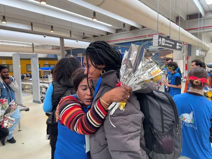 L'arrivo dei rifugiati all'aeroporto di Fiumicino