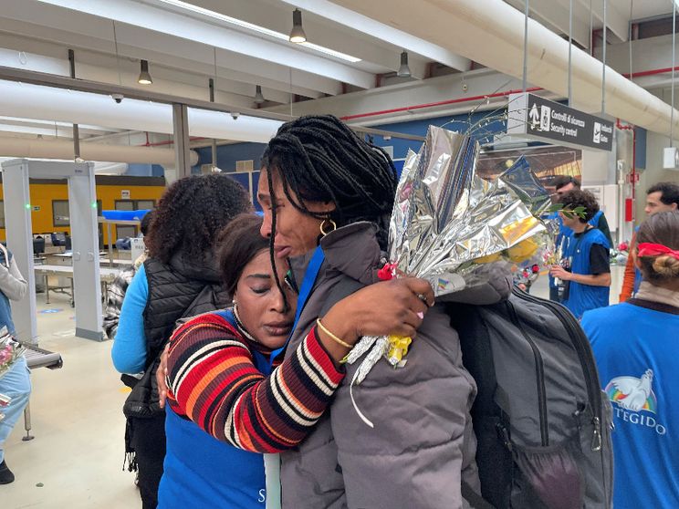 L'arrivo dei rifugiati all'aeroporto di Fiumicino