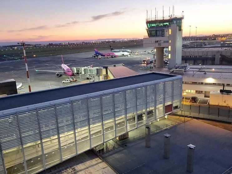 A Natale i prezzi dei biglietti aerei crescono del 700%, penalizzate le isole