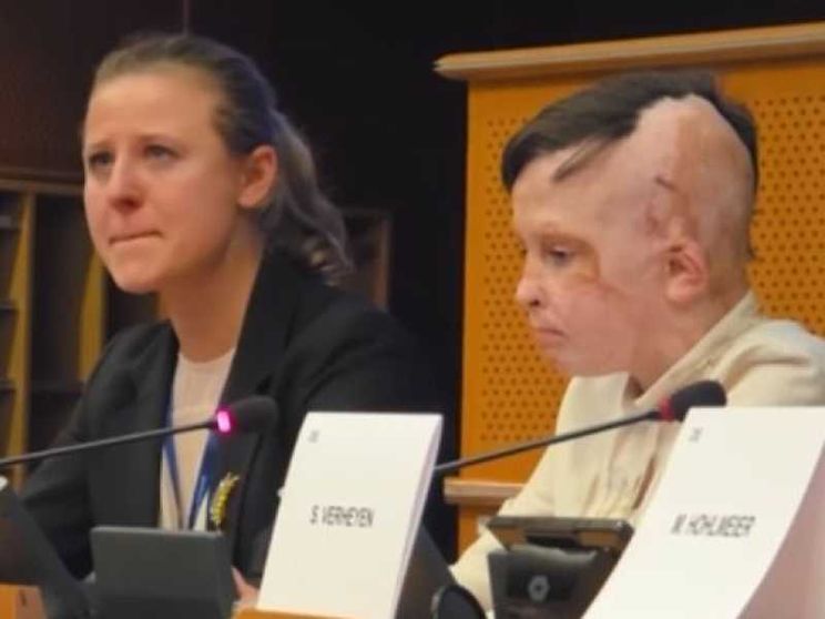Un frame del video pubblicato da Radio Free Europe: il piccolo Roman racconta la sua storia e l'interprete accanto a lui si commuove