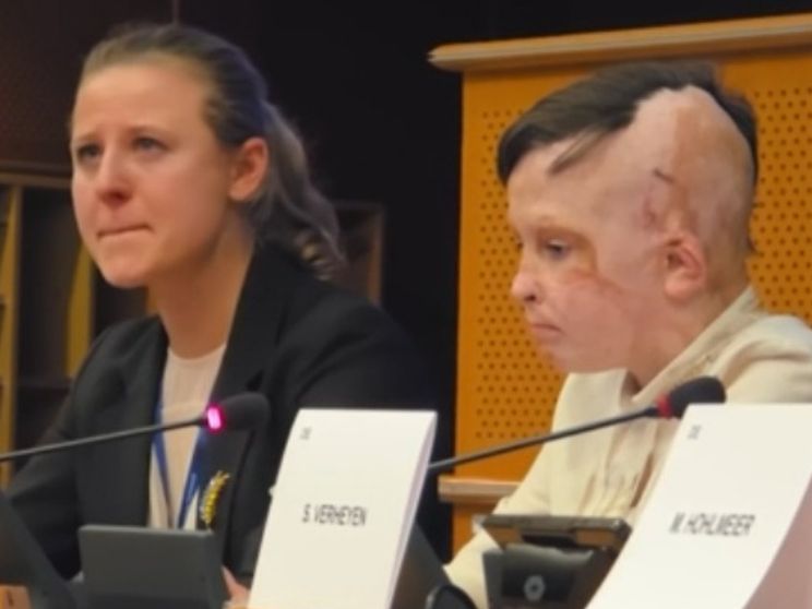 Un frame del video pubblicato da Radio Free Europe: il piccolo Roman racconta la sua storia e l'interprete accanto a lui si commuove