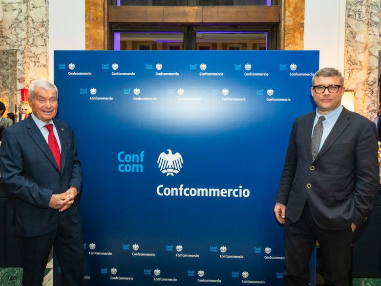 Il nuovo logo di Confcommercio. A sinistra, il presidente di Confcommercio Carlo Sangalli, a destra il segretario generale Marco Barbieri