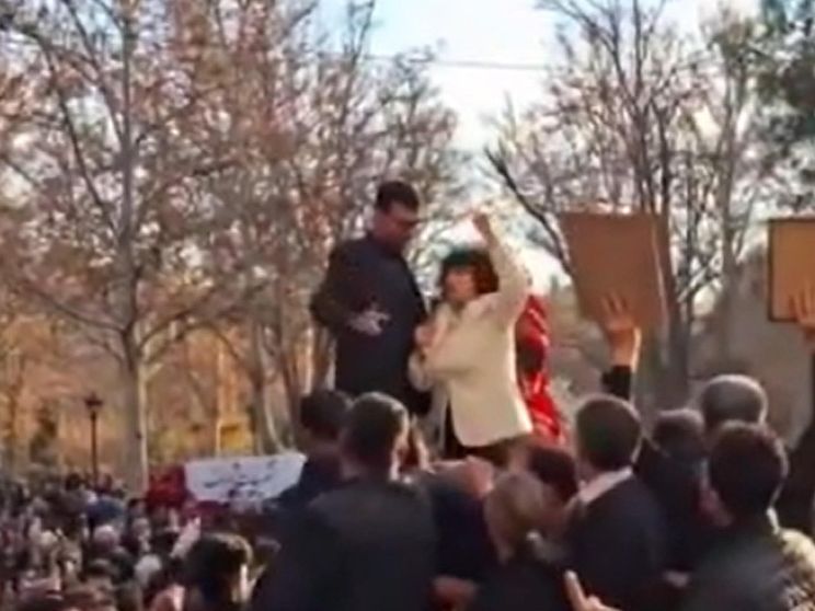 Picchiata e trascinata via: l'arresto della Nobel iraniana Narges Mohammadi