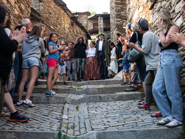 Un momento di festa nel piccolo borgo di Ostana, in Piemonte, dove è attiva la cooperativa "Viso a Viso"