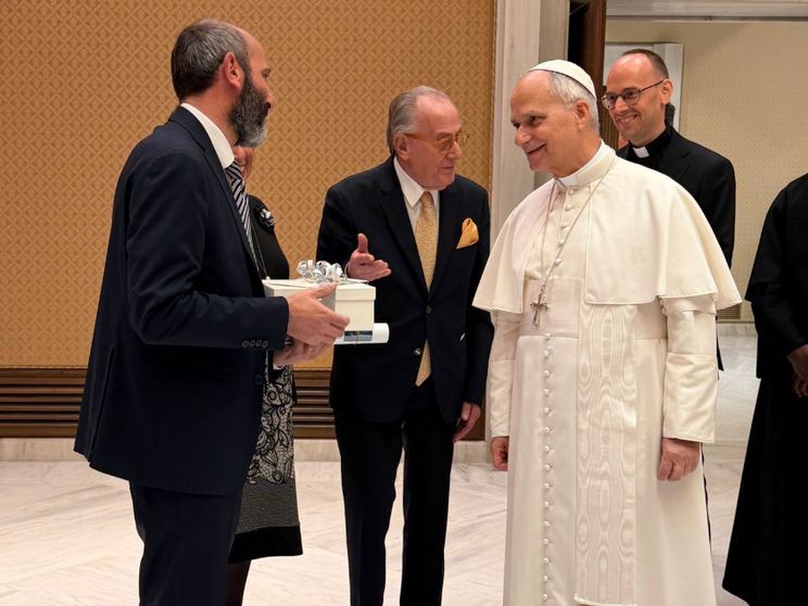 Gli occhiali, i pasti: Leone XIV racconta i suoi gesti quotidiani. «Kiev? Vorrei andarci»