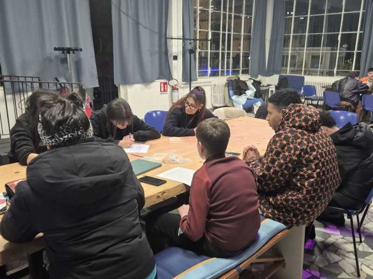 Un momento di confronto tra i ragazzi durante i laboratori di scrittura con il rap organizzati allo Spazio Nòva di Novara
