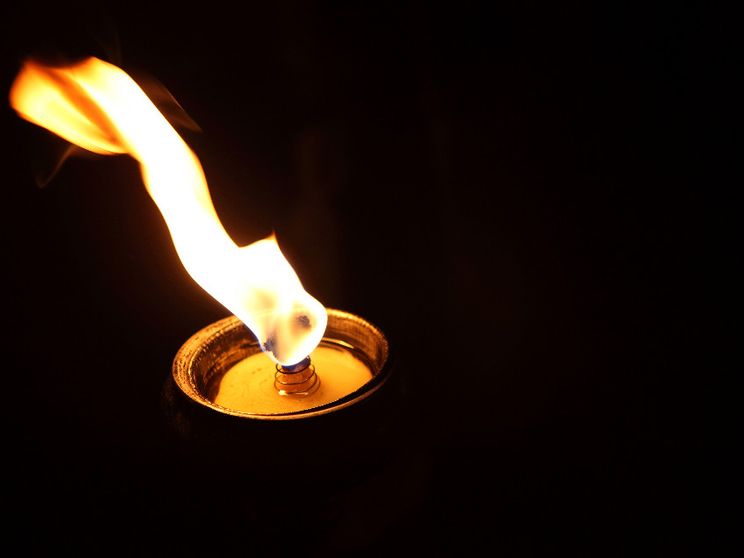 Una luce condivisa oltre l'odio: sentinelle nella notte