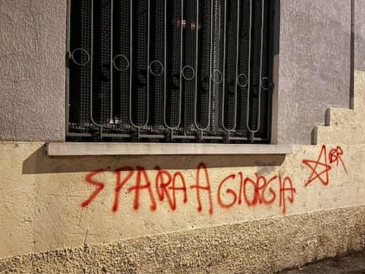 «Spara a Giorgia», scritta sulla sede della Lega a Busto Arsizio