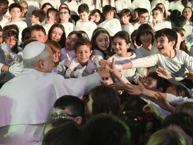 Il Papa ai bambini: «Con il canto scoprite che il Natale è un invito alla pace»
