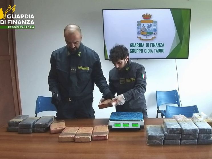 Sequestrati 248 chili di cocaina nel porto di Gioia Tauro