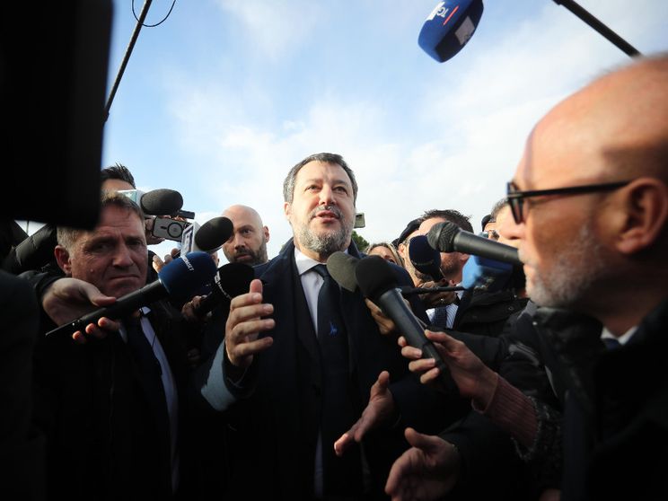 Il ministro Matteo Salvini coi giornalisti a Palermo, al termine di una delle udienze del processo su Open Arms