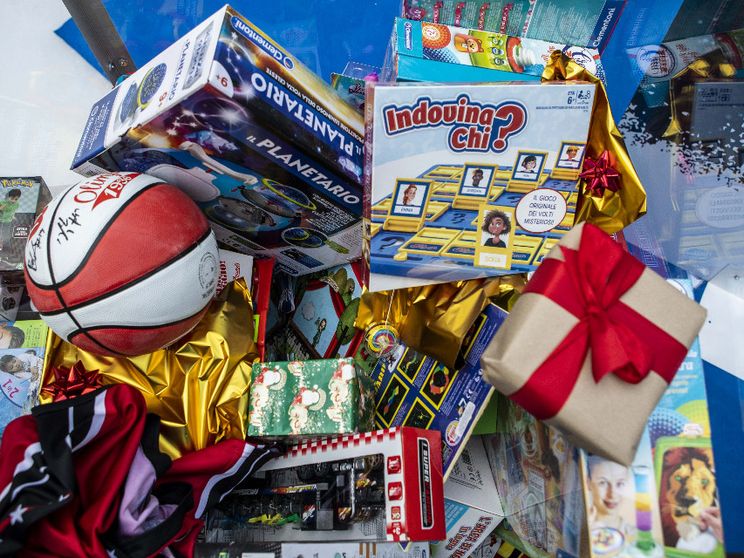 Centomila regali ai bimbi in difficoltà: come funziona il “giocattolo sospeso”