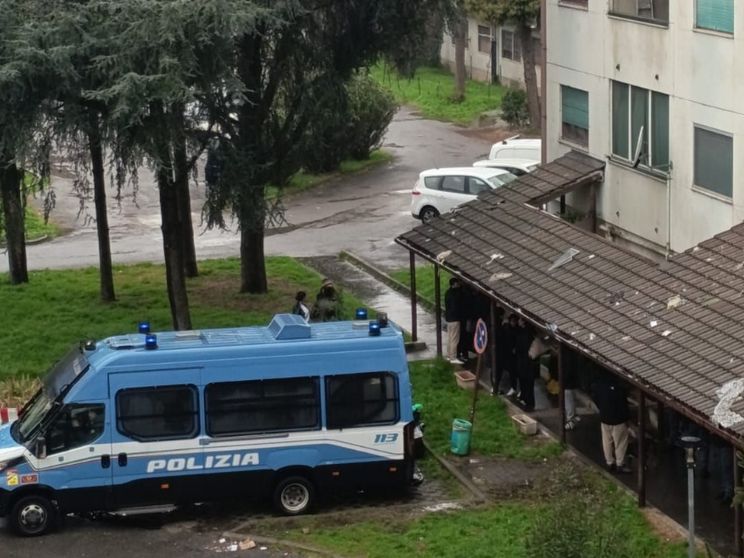 Una camionetta della polizia all'esterno del palazzo di via Quarti, 31 a Milano, dove è stata eseguita l'ordinanza di sgombero