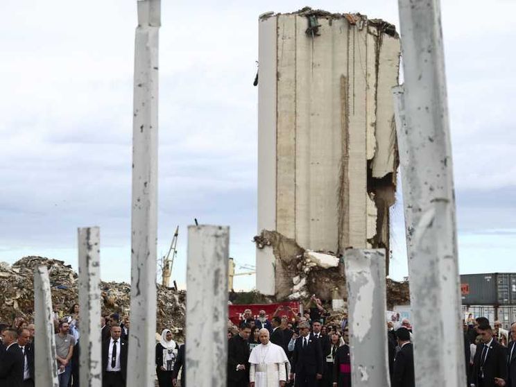 Il Papa: scandaloso riarmarsi per preparare la pace