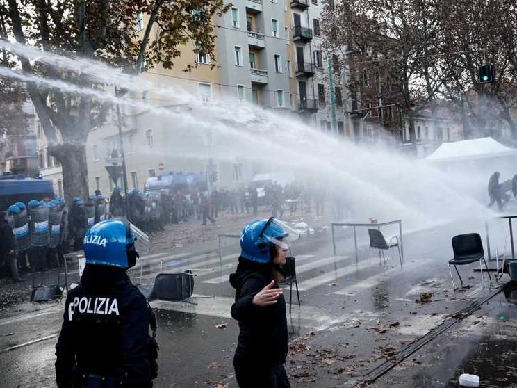 Lo sgombero, il presidio, gli idranti: cosa succede ora con Askatasuna