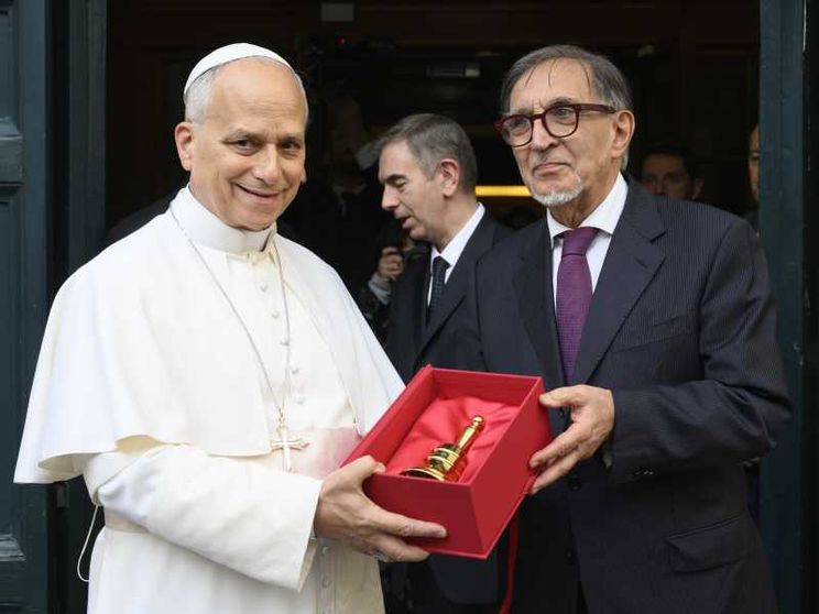 Leone XIV in visita alla biblioteca del Senato e alla nunziatura italiana