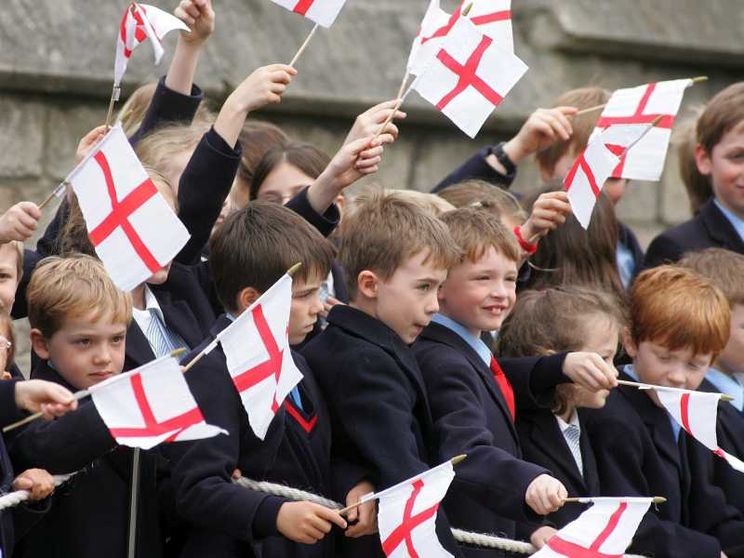 Un bambino a lezione in una scuola inglese