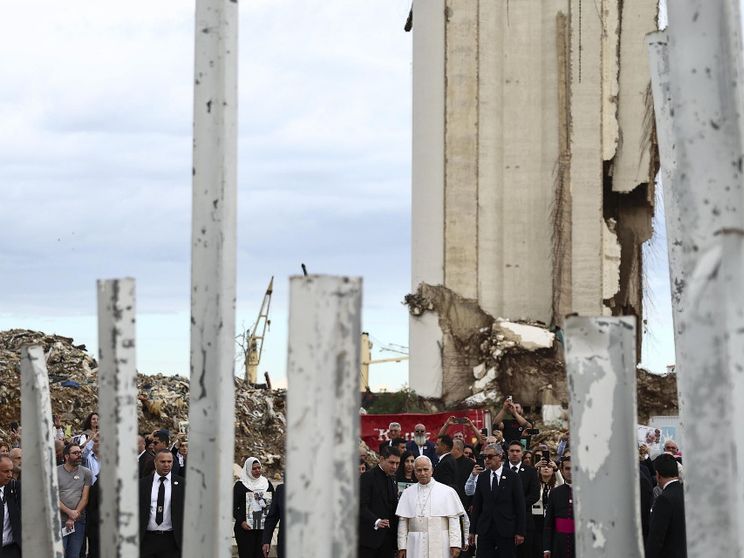 Il Papa: scandaloso riarmarsi per preparare la pace