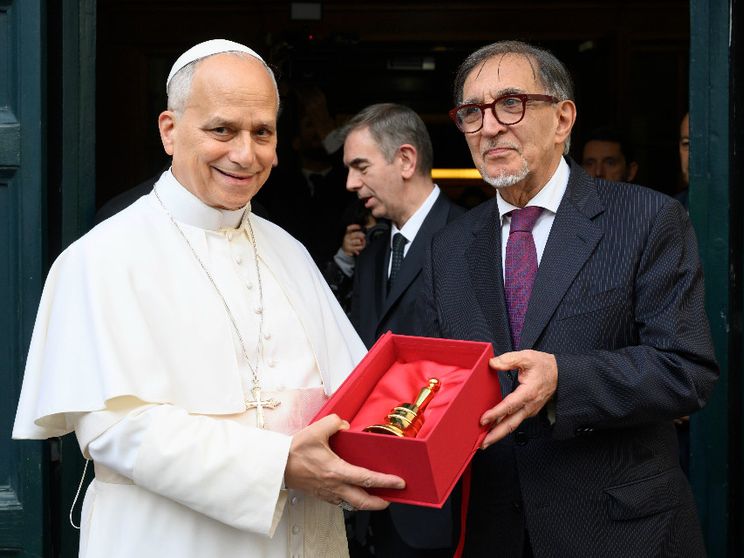 Leone XIV in visita alla biblioteca del Senato e alla nunziatura italiana