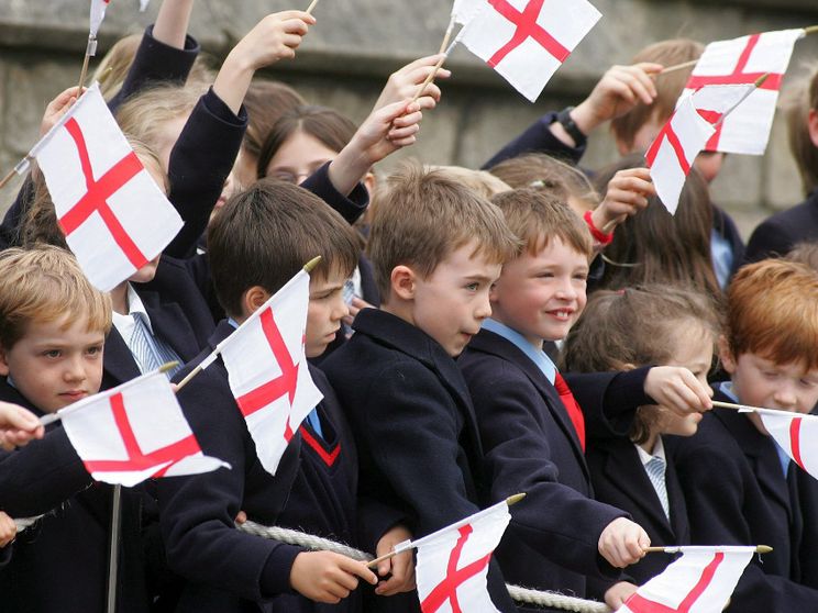 Un bambino a lezione in una scuola inglese