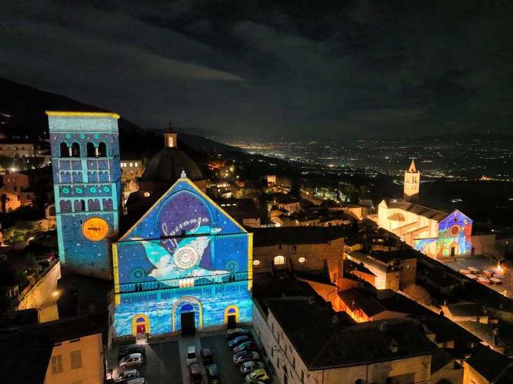 Arte e luci, Assisi a Natale accende la pace