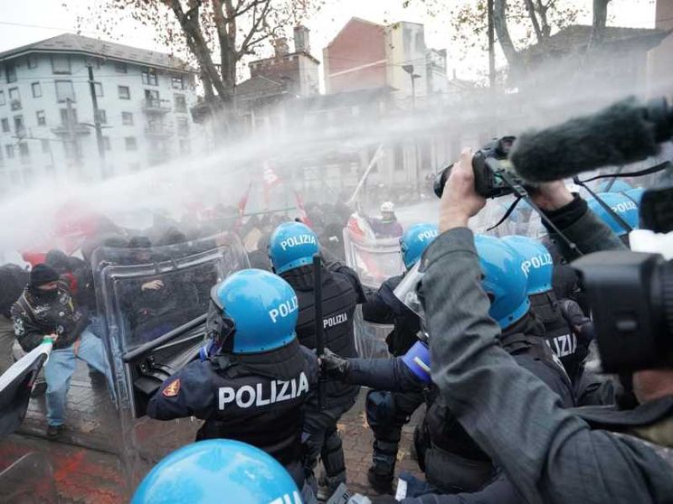 Torino, scontri tra antagonisti e forze dell'ordine al corteo per Askatasuna