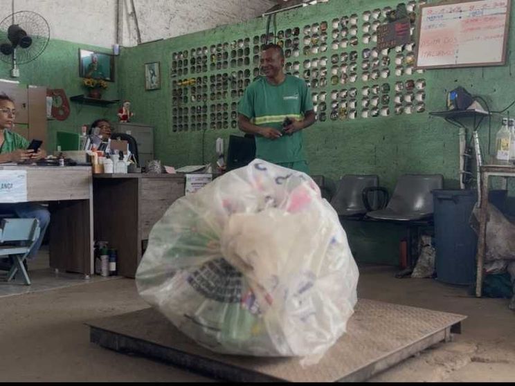 Una grande balla di plastica trasparente poggiata su una larga bilancia
