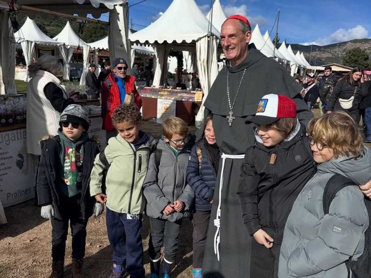 Il cardinale Bustillo: società impaurita e web violento. Ripariamo il vivere civile
