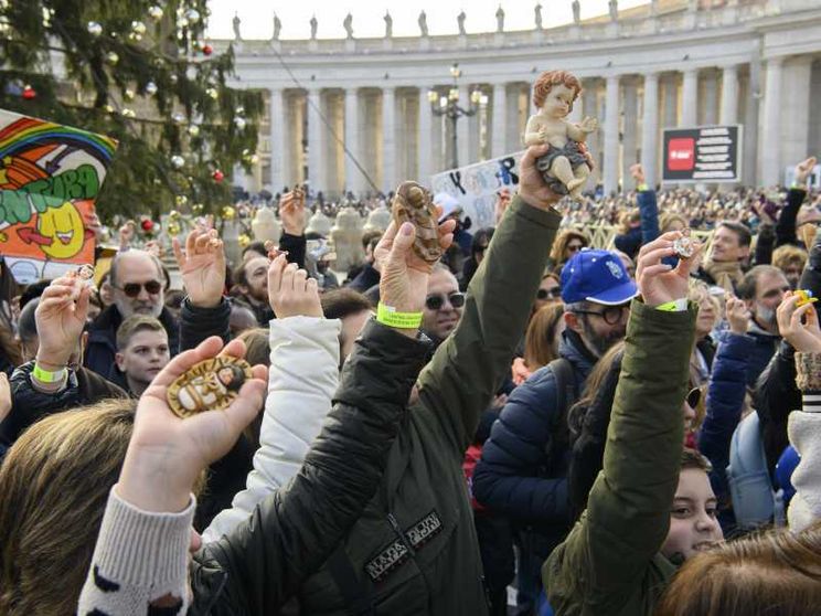 La benedizione dei Bambinelli del presepe in piazza San Pietro, nella quarta Domenica di Avvento, 21 dicembre 2025