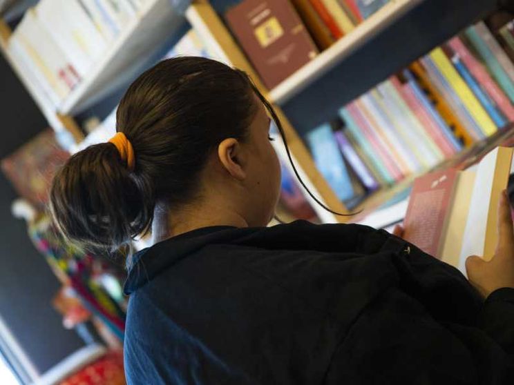 Un'adolescente legge un libro