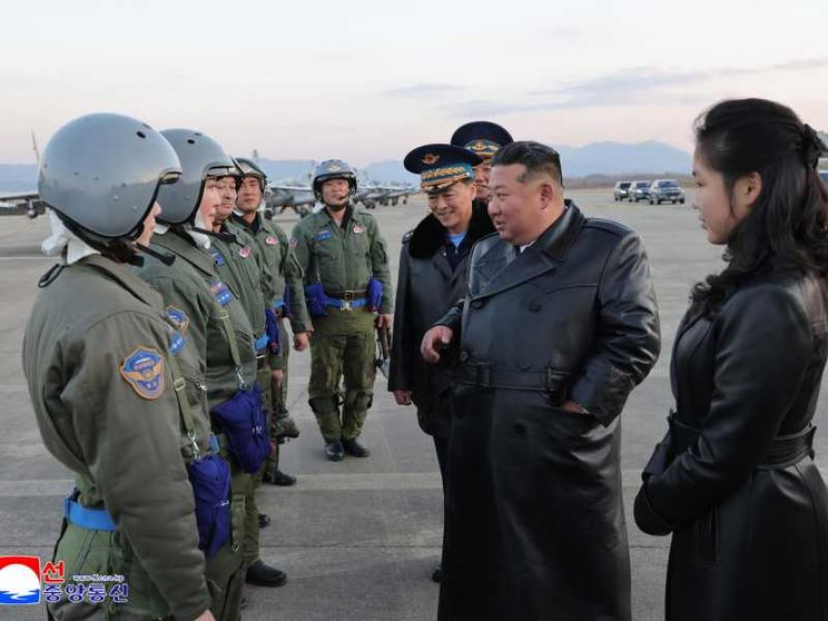 Il leader nordcoreano Kim Jong-un in compagnia della figlia Kim Ju Ae