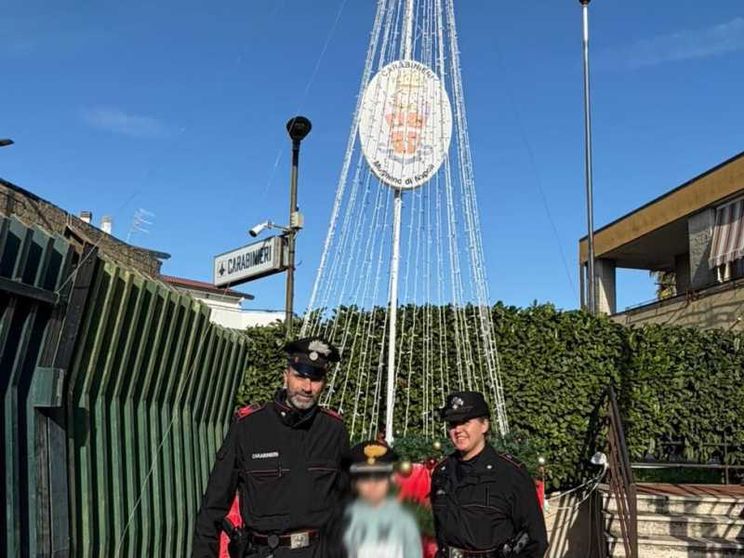 Alessio coi carabinieri che l'hanno ritrovato