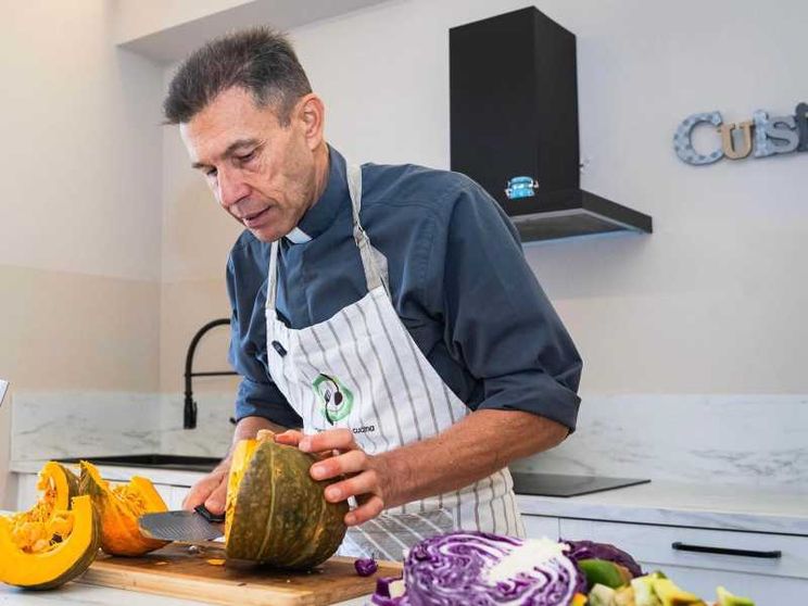 Don Pierluigi Plata in cucina