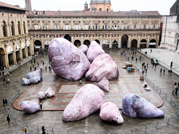 Ci sono 19 enormi rocce in piazza Maggiore a Bologna