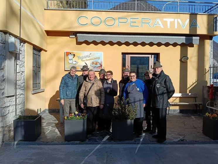 I rappresentanti della comunità di Castelmarte e della cooperativa Noi genitori di Erba davanti al bar riaperto da poche settimane
