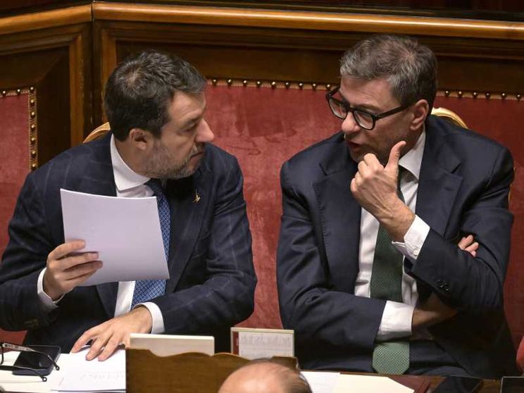 Il ministro dell’Economia e delle Finanze, Giancarlo Giorgetti, con il ministro delle Infrastrutture e dei Trasporti, Matteo Salvini durante il voto di fiducia in Senato sulla legge di bilancio 2026, Roma, 23 dicembre 2025 / ANSA