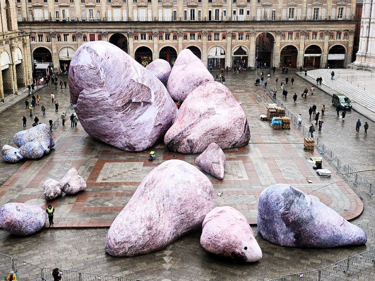 Ci sono 19 enormi rocce in piazza Maggiore a Bologna