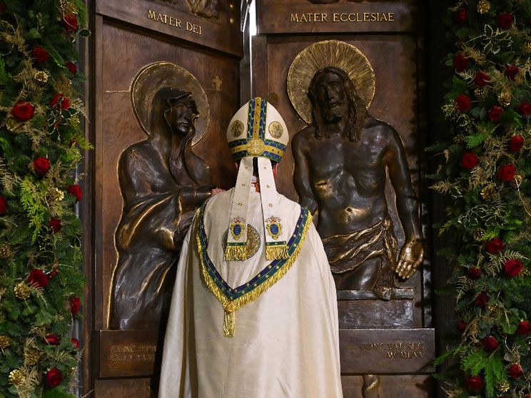 Giubileo, chiusa la prima Porta Santa. Il cardinale Makrickas: restiamo aperti all’accoglienza di Dio e degli altri