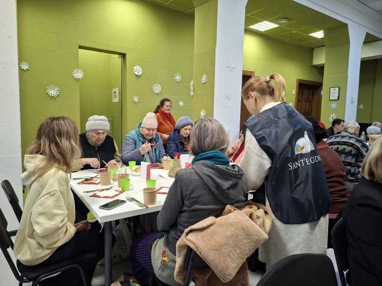 Un momento del pranzo di Natale a Kiev con Sant'Egidio