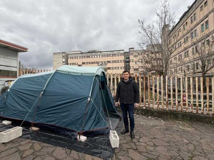 Il sindaco di Isernia e le notti in tenda per salvare l'ospedale