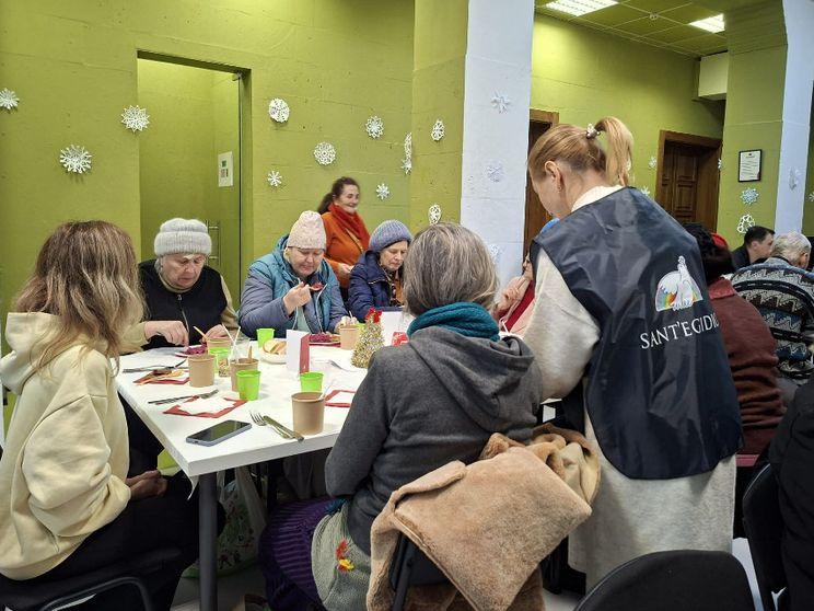 Un momento del pranzo di Natale a Kiev con Sant'Egidio