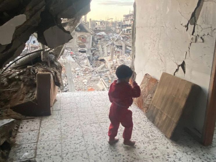 Ikhlas e la sua casa in rovina nella Striscia: per tetto un telone sulle macerie