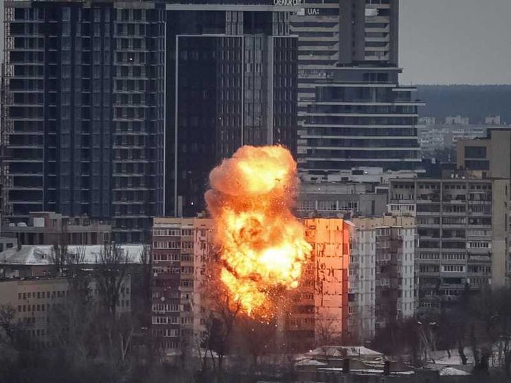 Droni e missili su Kiev. Zelensky: «Mosca non vuole la pace»